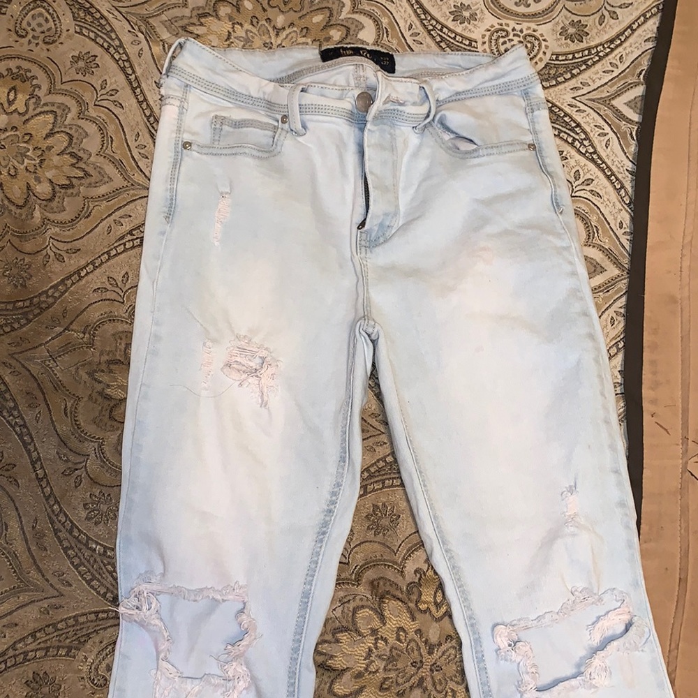 LightWashed Ripped Jeans !
